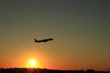 成田国際空港　成田空港　夕日　飛行機