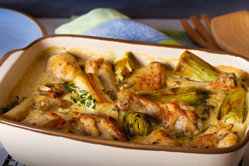 Baked chicken in sour cream sauce with leek and thyme