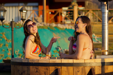 Dos mujeres en un jacuzzi compartiendo