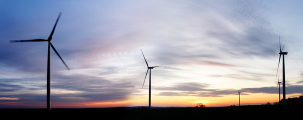 elektrownia wiatrowa, farma wiatrowa o zachodzie słońca - obrazy, fototapety, plakaty