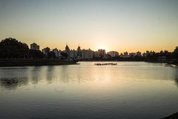 Naklejka premium Sao Jose do Rio Preto, Sao Paulo - Cityscape of the municipal dam park on a sunny day, tourist destination, landmark, landscape, cityscape, sunset, in high resolution