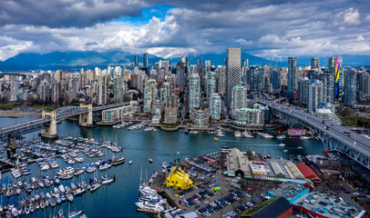 Naklejka premium Widok z lotu ptaka na False Creek, Granville Island i Yaletown w Vancouver