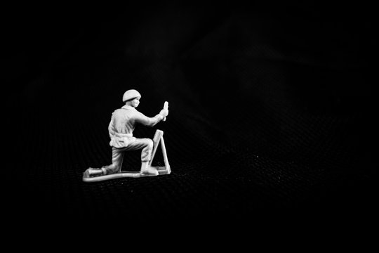 Tan plastic army man with Mortar