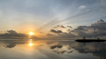 バリ島サヌールから見る日の出と朝焼け （Sunrise in Bali Sanur）