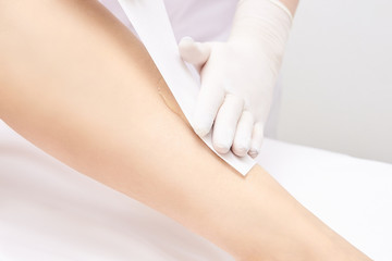 Obraz na płótnie Canvas Hair removal at spa luxury studio. Woman legs wax with shugaring. Hot sugar