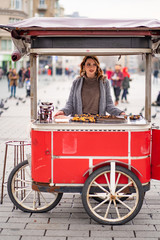 Obraz premium girl on a tray with roasted chestnuts