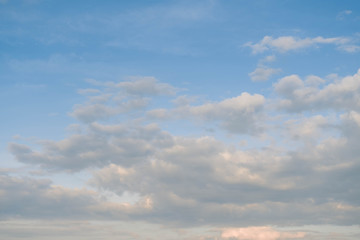 Obraz premium The floating clouds are adjacent sheets In the morning