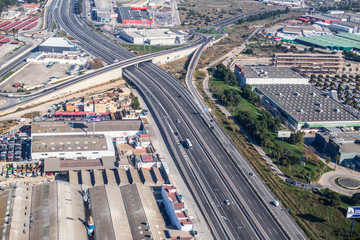 Fototapeta premium Carreteras de asfalto que en varias direcciones donde se ven vehículos y material industrial que ayuda a nuevas tecnologías del transporte