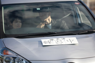 Obraz premium 運転の練習をする女性