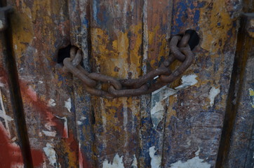 Cadena en puerta vieja