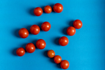 Tomates cherri sobre fondo azul