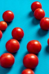 Tomates cherri sobre fondo azul