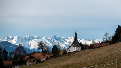 Kirche am Jakobsberg in Mühlen, Steiermark, Österreich mit schneebedeckten Alpen im Hintergrund