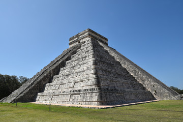 Fototapeta na wymiar Grande pyramide maya de Chichen Itza, Mexique