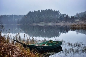 mazury jezioro łódka mgła las krajobraz