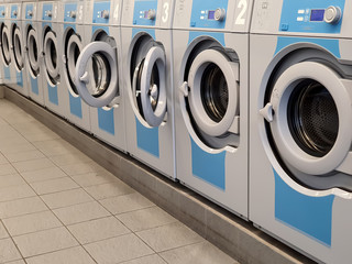 Waschmaschinen in einem Waschsalon