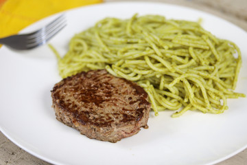 steak haché de boeuf et spaghetti au pesto