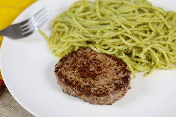 steak haché de boeuf et spaghetti au pesto
