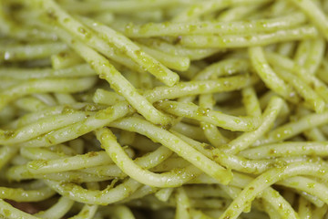 spaghetti au pesto en gros plan