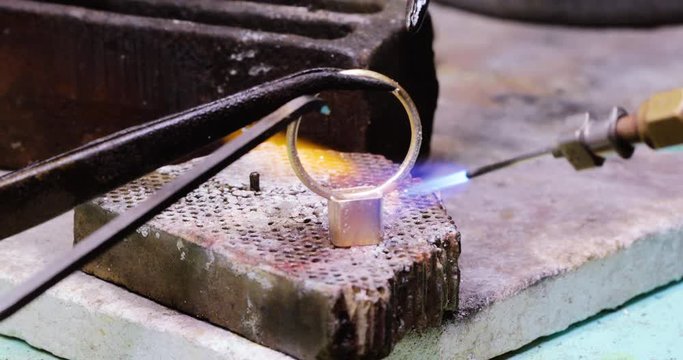 Lavorazione di un anello d'oro