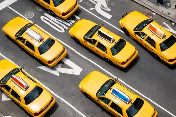 Photo sur Plexiglas TAXI de new york Vue de dessus de la flotte de taxis jaunes roulant dans la rue de Broadway à New York City