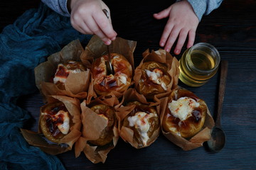 baked apples in parchment paper