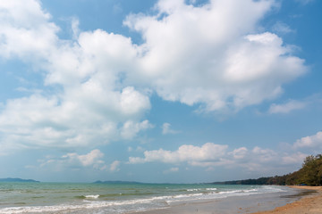 Fototapeta na wymiar beautiful blue sky tropical paradise coast beach ocean summer sea view at Samed Island, Rayong, Koh Samet, Thailand.