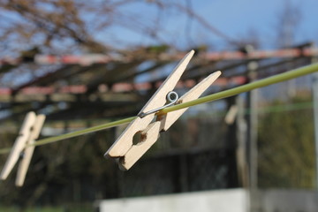 épingle en bois sur une corde à linge