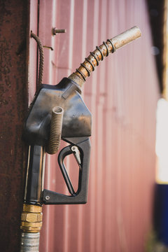 Pompe &agrave; gasoil accroch&eacute;e sur un hangar