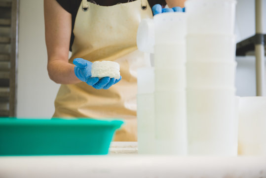 Agricultrice d&eacute;moule ses fromages