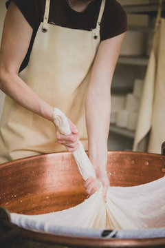 Agricultrice fait ses fromages dans un chaudron