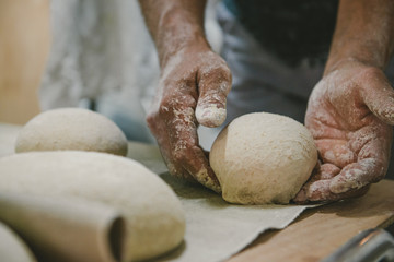 Un paysan boulanger fait son pain