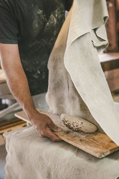 Un paysan boulanger fait son pain