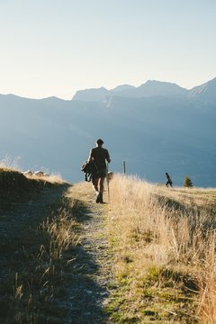 Berger marche dans les Alpes