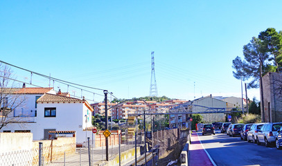 Obraz premium Estación de trenes y puente peatonal sobre las vías del tren en Piera, Barcelona, Anoia, Catalunya, Spain, Europe