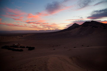 Fototapeta na wymiar Amanecer en el desierto del Sahara