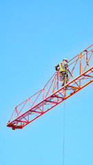 Construcción de una grúa para la realización de un bloque de pisos en Barcelona, Catalunya,...