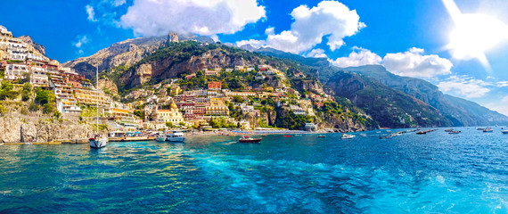 Kust van Positano, Italië, 2019. Positano dorp in de bergen. Kust- of kustzicht. Positano, is een dorp aan de kust van Amalfi, Salerno, Campania. Sea Beach Reisbestemmingen. Europa. Italiaans.