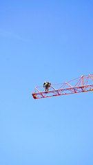 Construcción de una grúa para la realización de un bloque de pisos en Barcelona, Catalunya,...