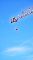 Construcción de una grúa para la realización de un bloque de pisos en Barcelona, Catalunya, España, Europa