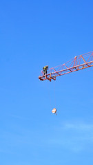 Construcción de una grúa para la realización de un bloque de pisos en Barcelona, Catalunya, España, Europa