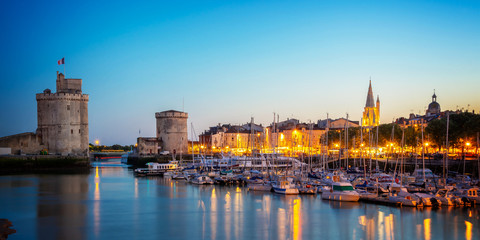 Fototapeta premium Stary port w La Rochelle, Francja w nocy