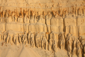 Von der Erosion geschaffenes Relief an einer Düne. Bildhintergrund.
