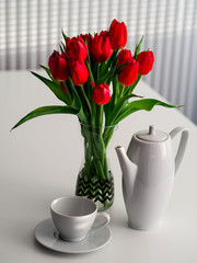 Bukiet tulipanów i filiżanka