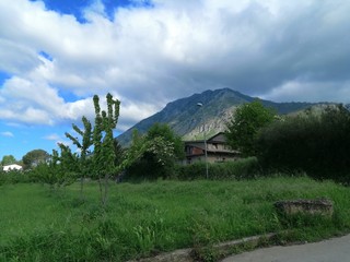 montagna con giardino