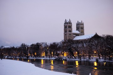 St Maximilianskirche in München im Winter verschenit schnee Isar