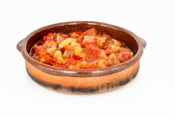 guiso de carne con pimientos rojos en cazuela de barro