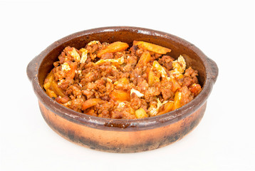 plato de carne picada con patatas fritas y huevo
