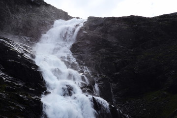 tosender Wasserfall in Norwegen