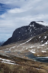 Norwegen, Route zu den Trollstigen, Berg mit Bergsee